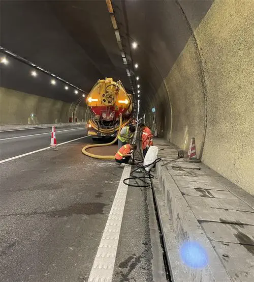 江阴隧道排水渠清淤